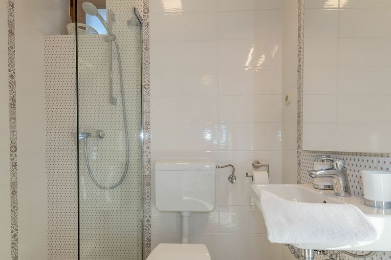 Luxuriöses Badezimmer in der Villa Tupljak für Komfort.