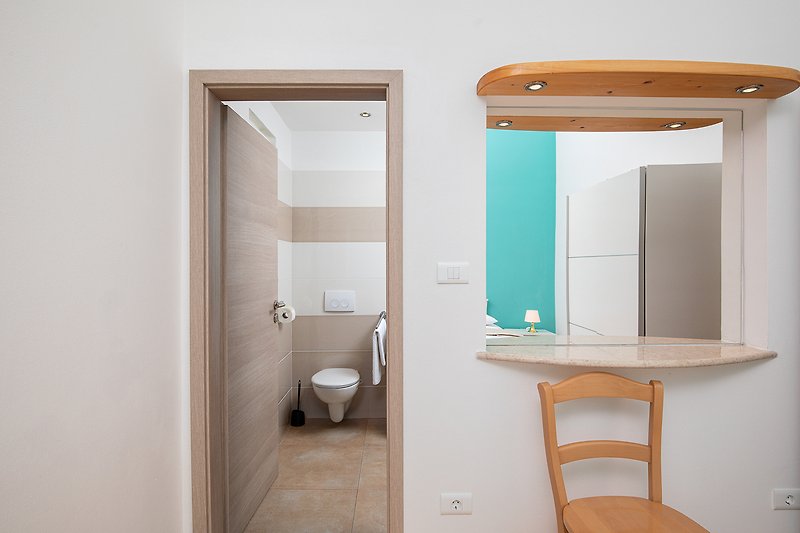 Das Badezimmer ist direkt mit dem Schlafzimmer verbunden, sodass Sie sich gleich am Morgen frisch machen können.