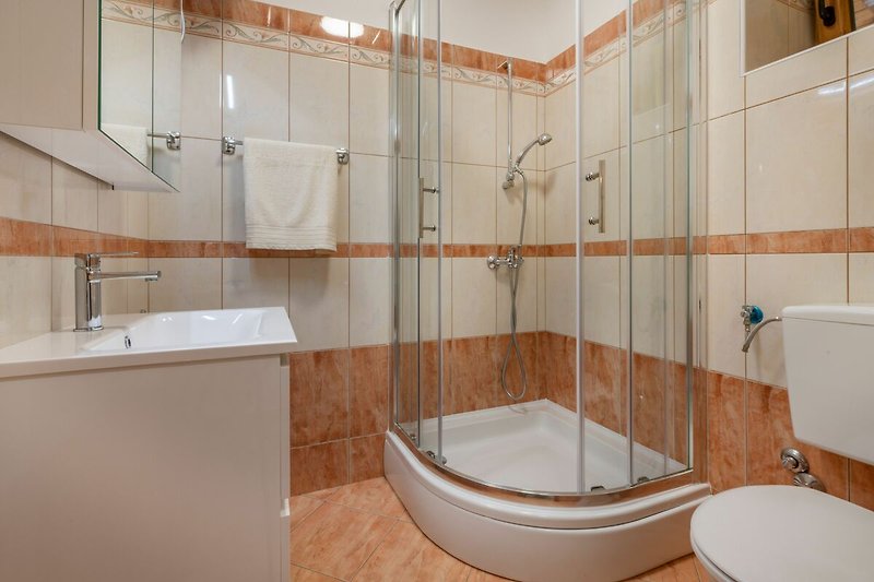 Elegantes Badezimmer in der Villa Tupljak für Wohlbefinden.