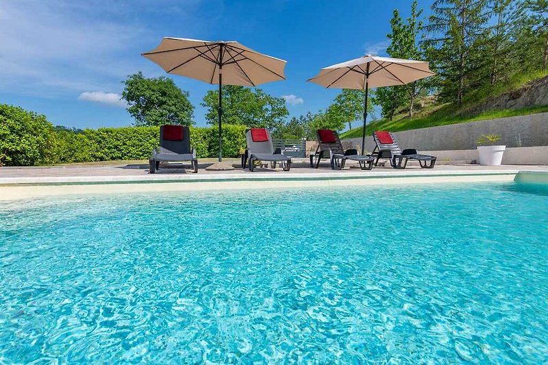 Entspannen Sie sich im privaten Garten und Pool von Villa Bonissa.