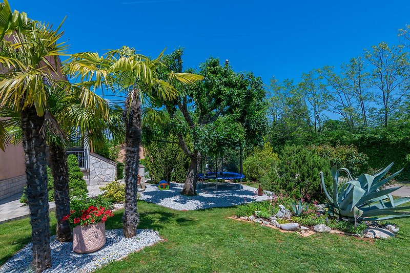 Erkunden Sie die Schönheit von Villa Ornelas Garten, eine perfekte Flucht.