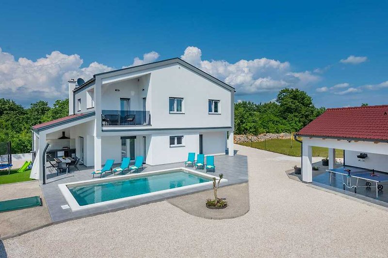 Willkommen in unserer atemberaubenden Villa mit Pool in Jursici, einem charmanten Dorf in der Nähe von Svetvincenat