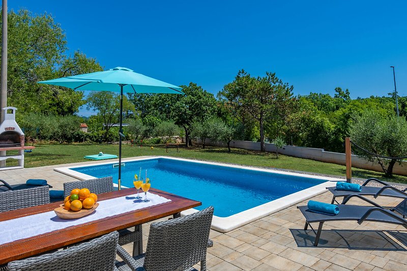 Schwimmbad, Sonnenliegen und azurblaues Wasser - ein perfekter Ort zum Entspannen!