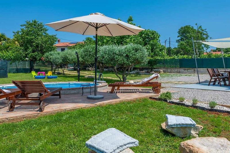 Genießen Sie die Ruhe am Pool auf den Liegestühlen von Villa Casa di Nonna Ida.