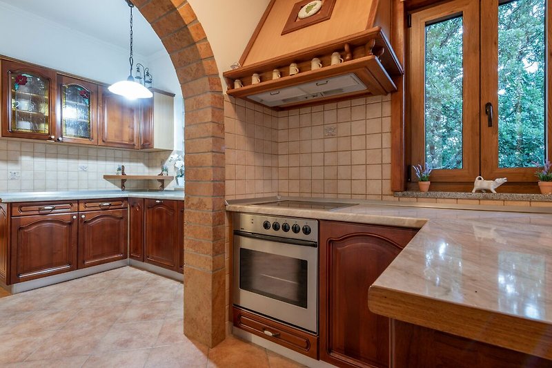 Die gut durchdachte Küche der Villa Tupljak bietet Komfort und Funktionalität für unvergessliche Kocherlebnisse.