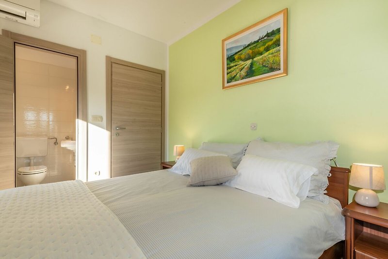 Genießen Sie erholsamen Schlaf in dem komfortablen und schön gestalteten Schlafzimmer der Villa Tupljak.