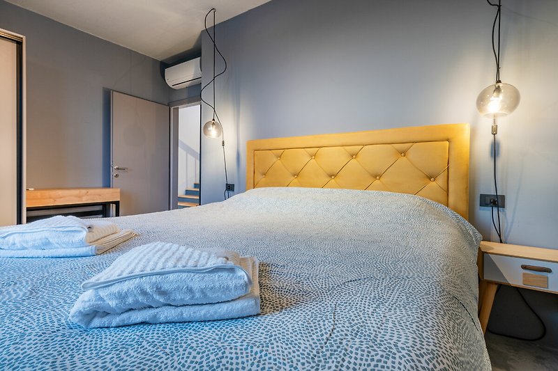 Elegantes Design und große, komfortable Betten schmücken die Schlafzimmer dieser Villa