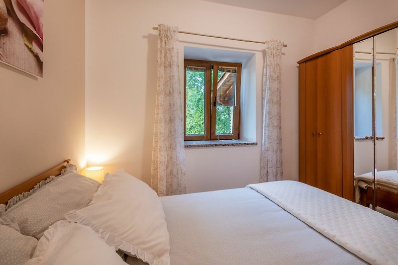 Wohlfühloase in dem geräumigen und schön gestalteten Schlafzimmer der Villa Tupljak.