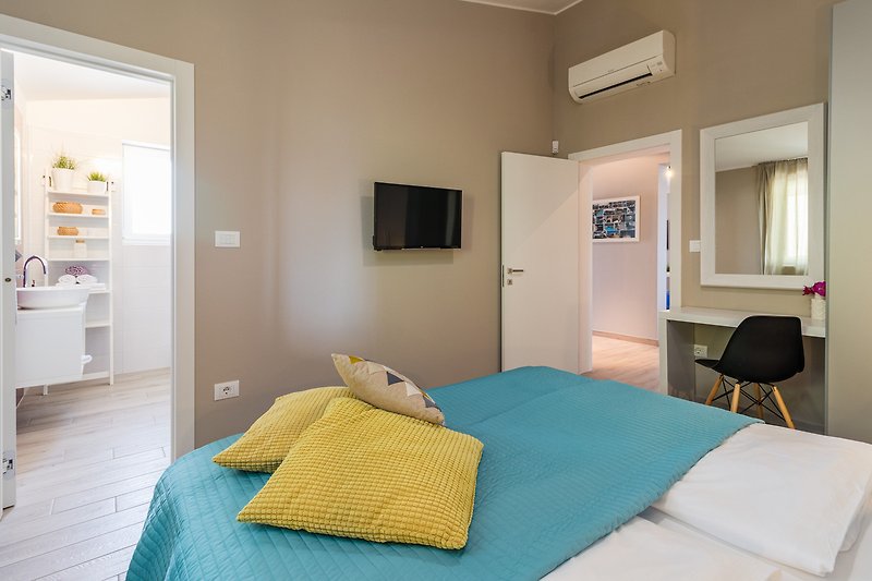 Gemütliches Schlafzimmer mit modernem Design und bequemem Bett.