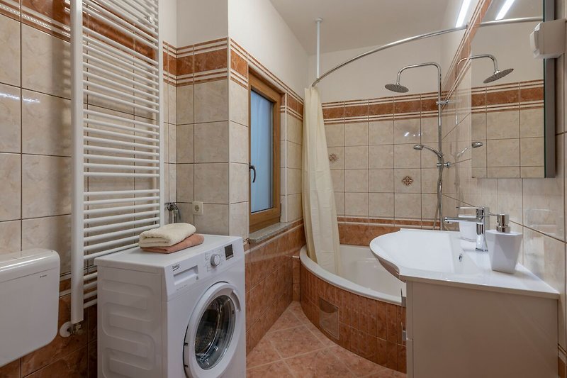 Erleben Sie pure Entspannung in der stilvollen Atmosphäre des Badezimmers der Villa Tupljak.