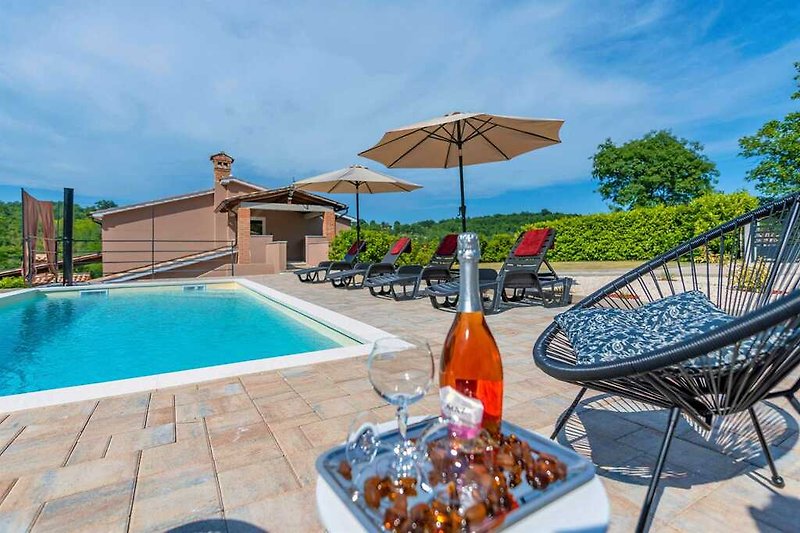 Genießen Sie entspannte Momente am Pool von Villa Bonissa.