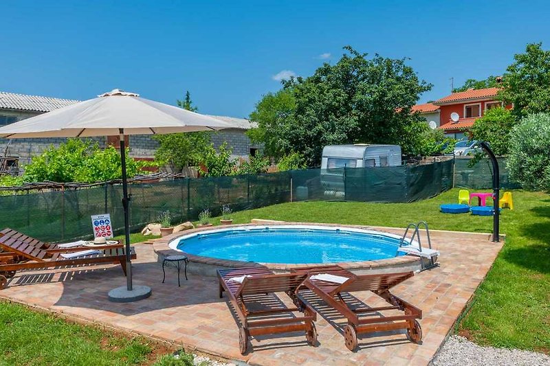 Entspannen Sie am Pool in der Villa Casa di Nonna Ida, ein ruhiger Rückzugsort.