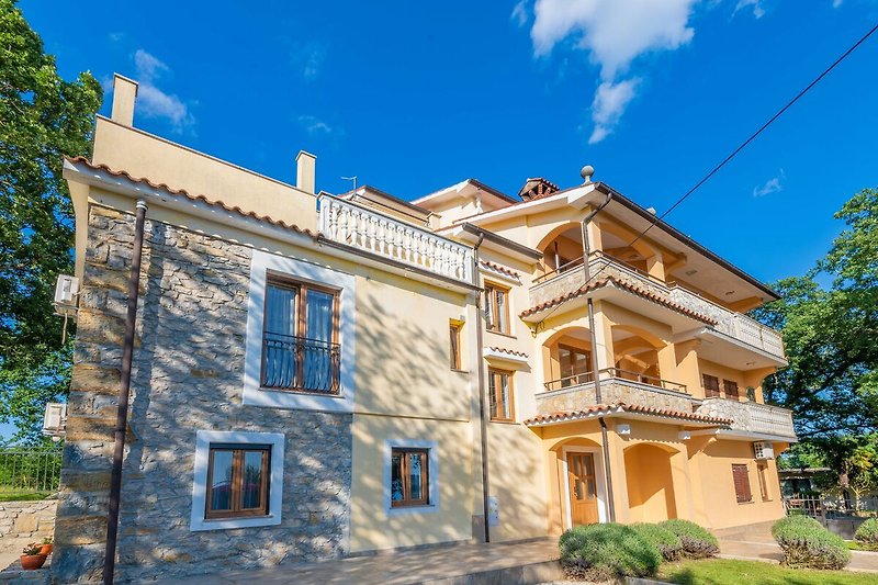 Tauchen Sie ein in die rustikale Schönheit der Villa Tupljak mit ihrer charmanten Außengestaltung im traditionellen Stil