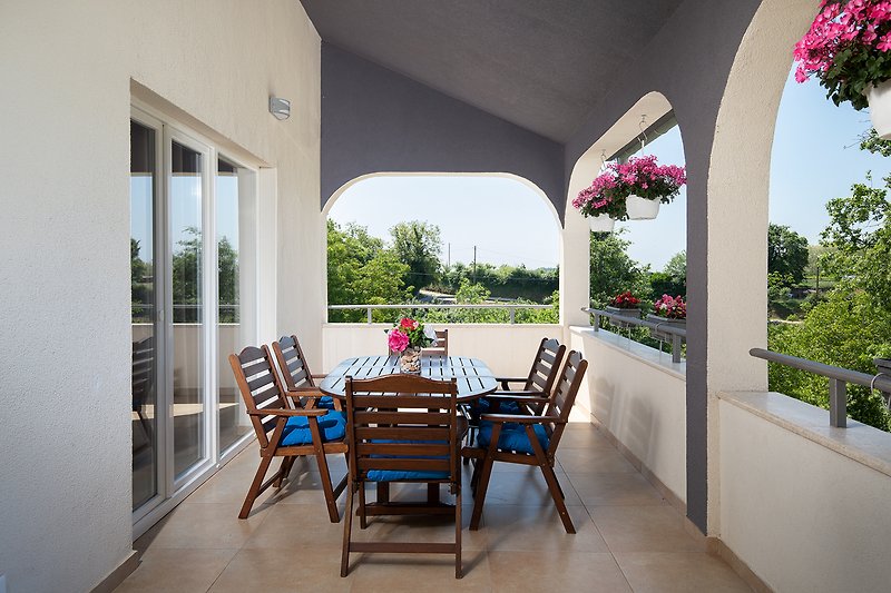 Die Terrasse ist der perfekte Ort zum Entspannen oder für einen Nachmittagssnack