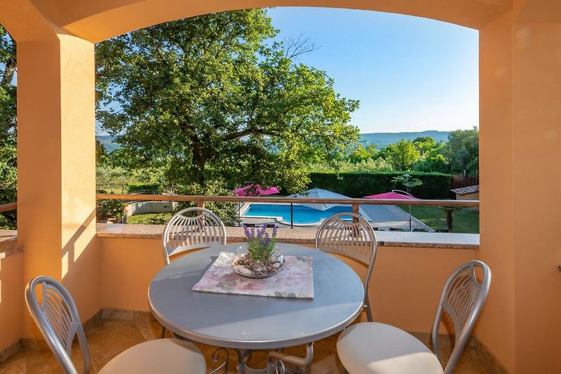 Nehmen Sie Platz an dem charmanten Tisch auf dem Balkon der Villa Tupljak und genießen Sie die Aussicht.