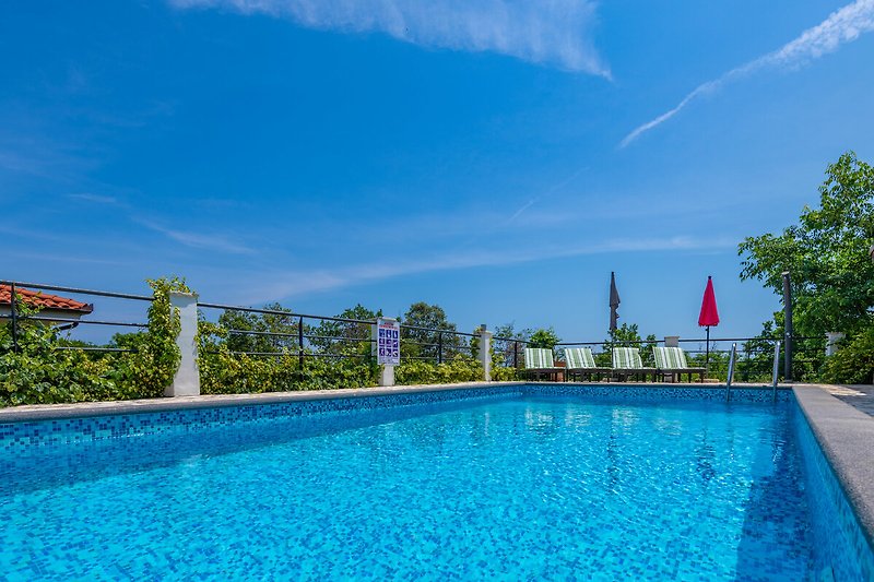 Großer privater Pool