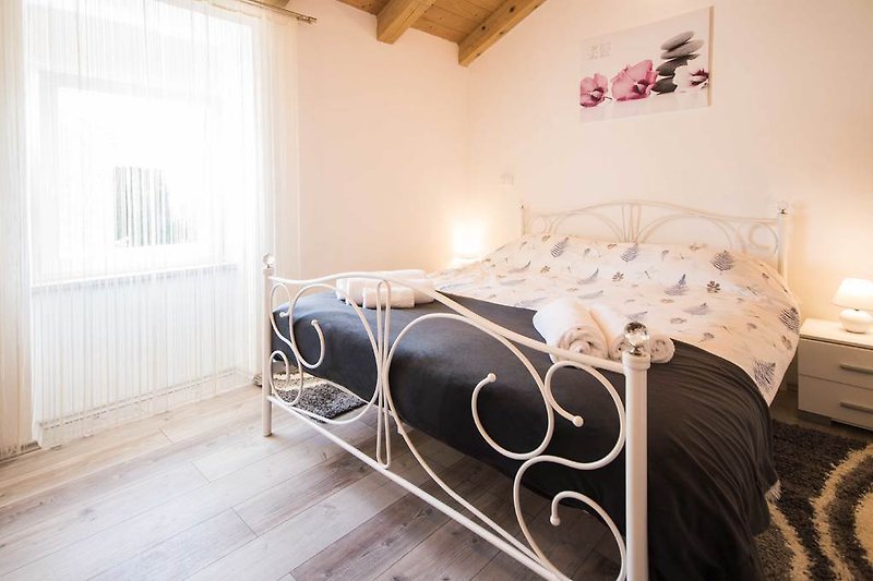 Das Schlafzimmer mit einem Doppelbett, romantisch und schön