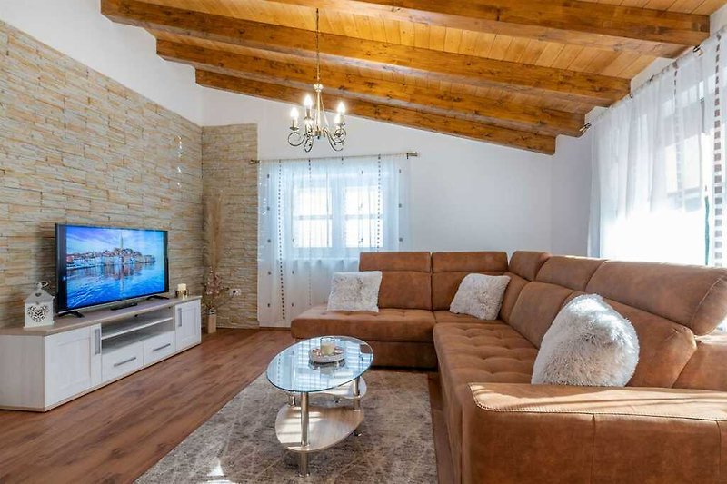 Kuscheln Sie sich auf dem großen Sofa im einladenden Wohnzimmer von Villa Bonissa.