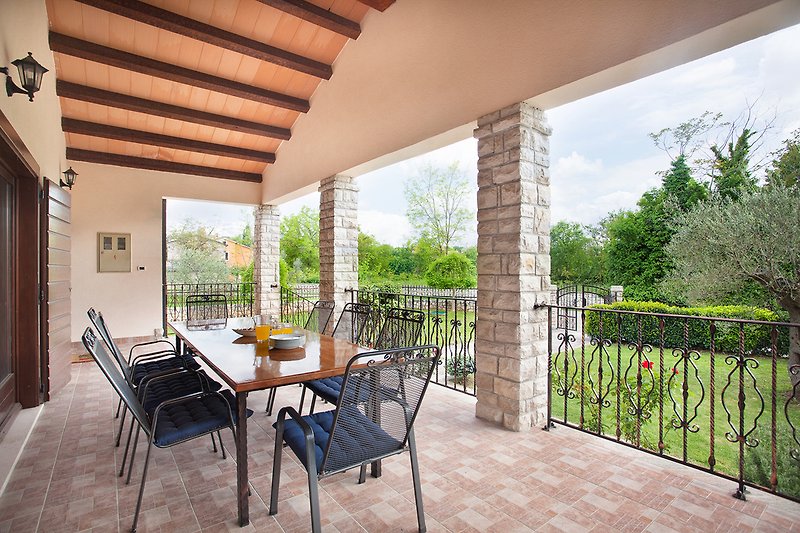 Der vordere Eingang mit überdachter Terrasse