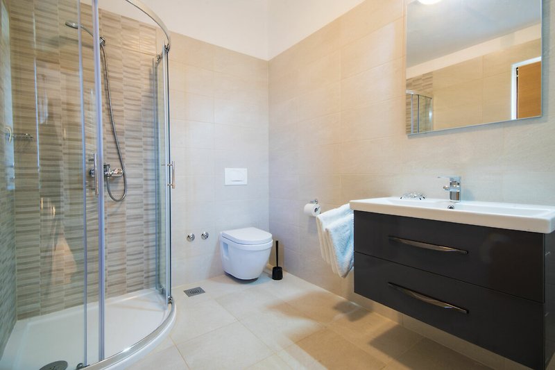 Erleben Sie Wohlbefinden pur im stilvollen Badezimmer - ein Ort der Entspannung und Revitalisierung