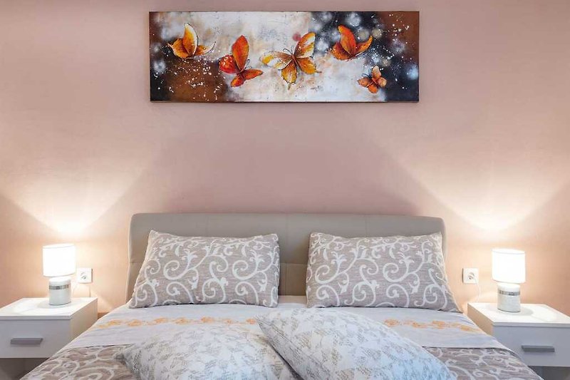 Erleben Sie Komfort und Luxus im Schlafzimmer von Villa Bonissa.