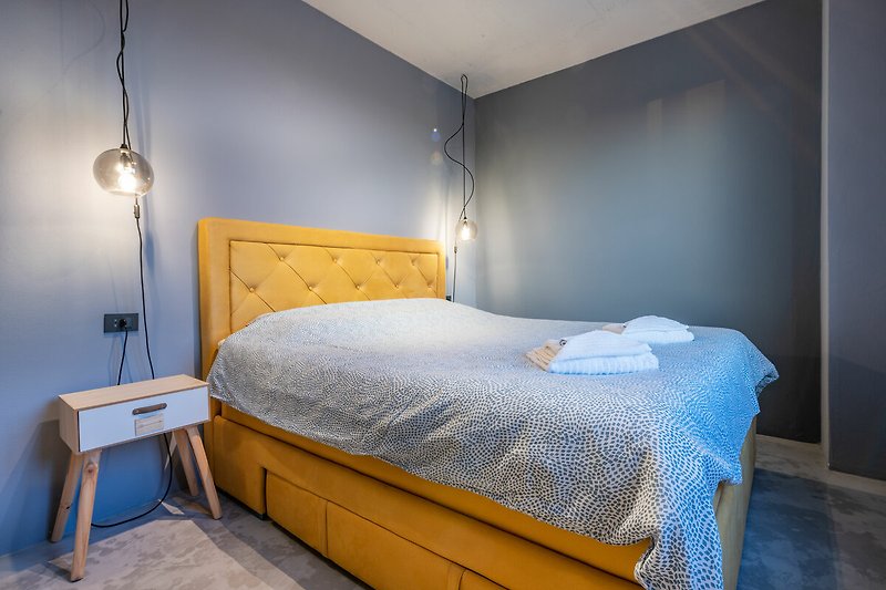 Elegantes Design und große, komfortable Betten schmücken die Schlafzimmer dieser Villa
