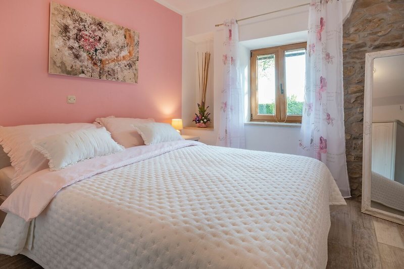 Erholung und Komfort in dem schön gestalteten Schlafzimmer der Villa Tupljak, Ihrem Rückzugsort.