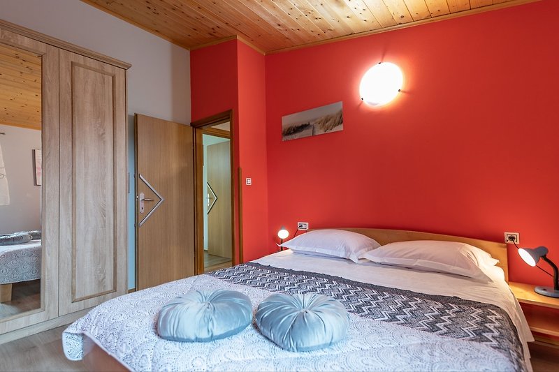 Entfliehen Sie in die komfortablen Schlafzimmer der Villa Vrt, die mit Plüschbetten für eine erholsame Nachtruhe sorgen