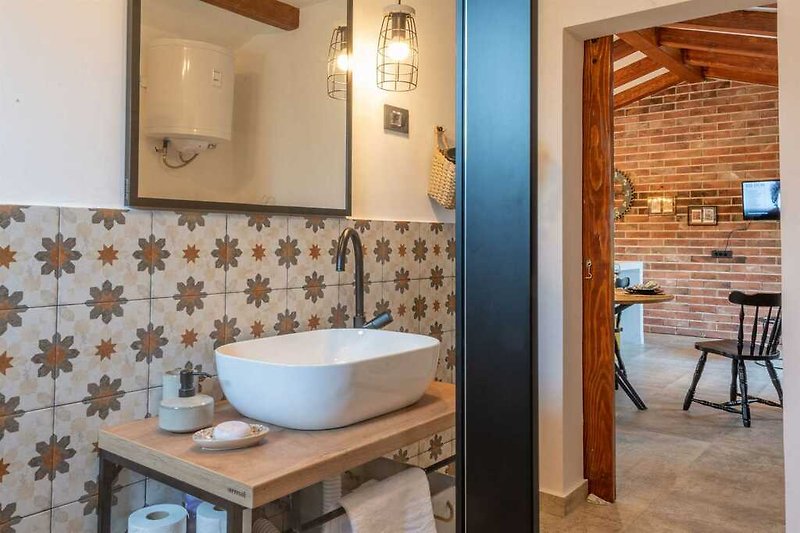 Das Badezimmer von Villa Casa di Nonna Ida, wo Komfort und Stil verschmelzen.