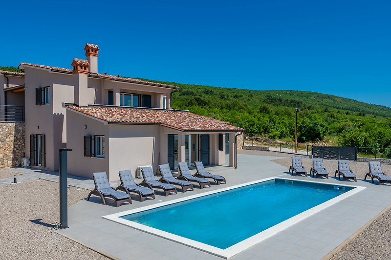 Villa Ema, eine schöne Villa mit Pool und herrlichem Blick auf das Meer