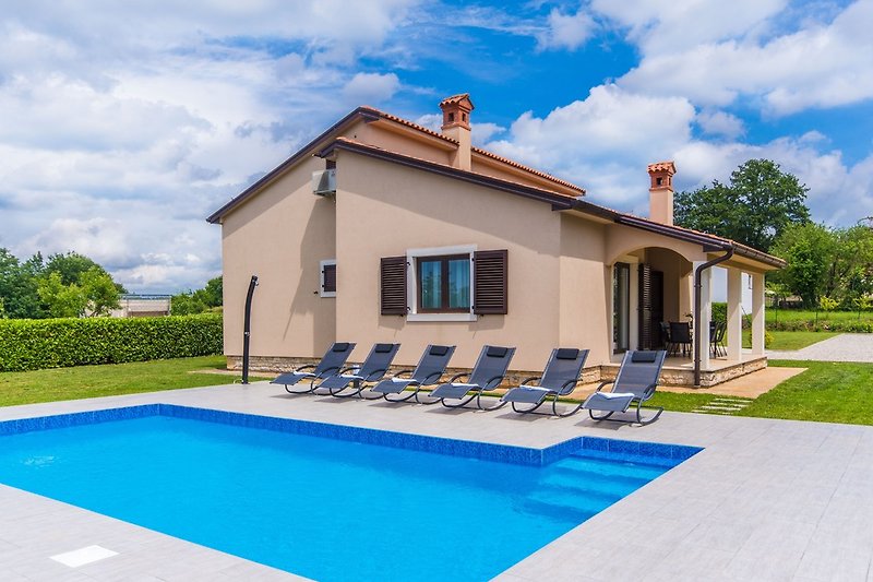 Genießen Sie die Wärme der istrianischen Sonne in unserem einladenden Pool.
