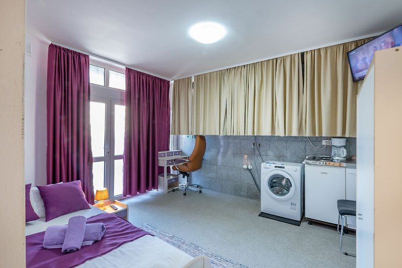 Gönnen Sie sich Luxus im komfortablen Schlafzimmer von Villa Balu.