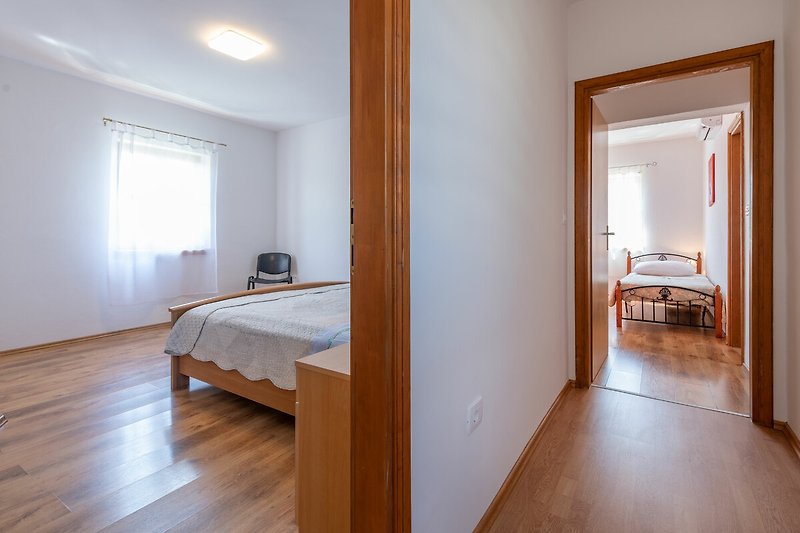 Gemütliches Schlafzimmer mit stilvoller Holzeinrichtung und bequemem Bett.