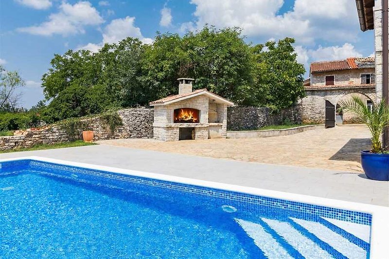 Genießen Sie die Schönheit Istriens in der Villa Lastavica Pod Ruzon, wo jeder Moment ein Fest der Tradition und Entspan
