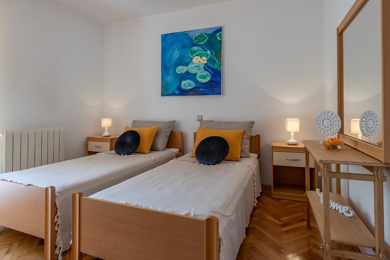 Erholung zu zweit: Das Schlafzimmer der Villa Ornela mit zwei Einzelbetten garantiert eine erholsame Nachtruhe.