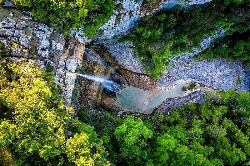 Der wunderschöne Wasserfall Sopot liegt nur wenige Kilometer entfernt.