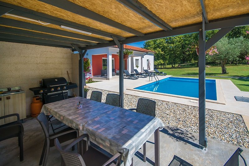 Schattige Terrasse zum Frühstücken und Abendessen