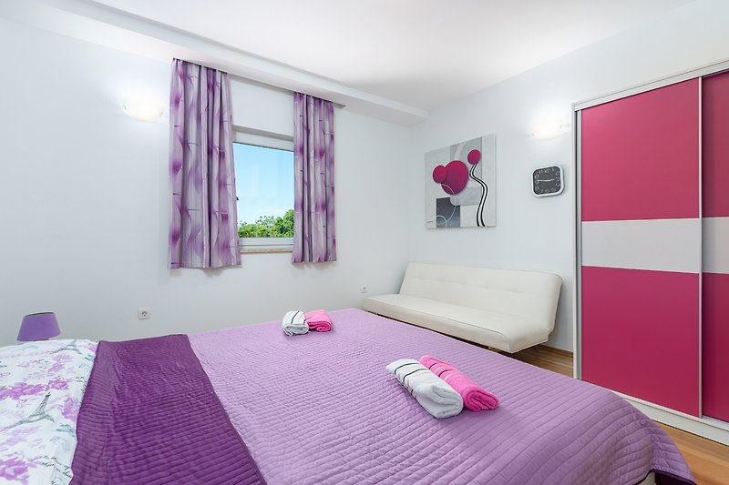 Lavendel-Dekor und komfortable Betten