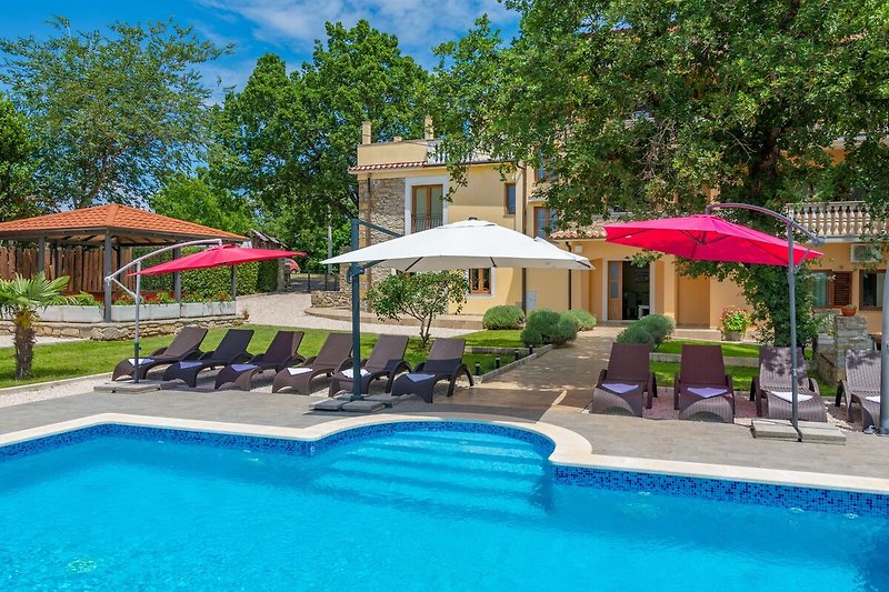 Tauchen Sie ein in den luxuriösen Pool von Villa Tupljak und gönnen Sie sich Entspannung.