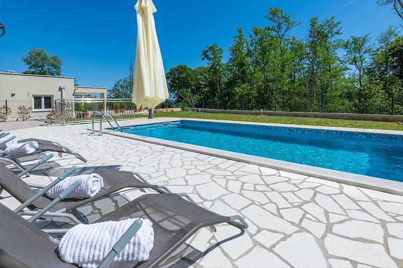 Der Pool von Villa Sarah lädt zum Sonnenbaden und Entspannen ein