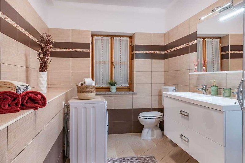Genießen Sie den Komfort des eleganten Badezimmers von Villa Bonissa.