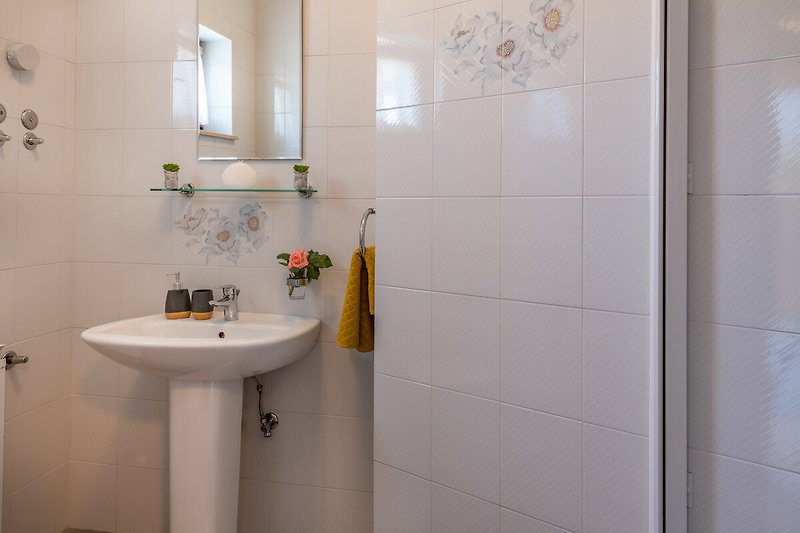 Die Badezimmer der Villa Ornela bieten eine friedliche Oase zur Selbstpflege.
