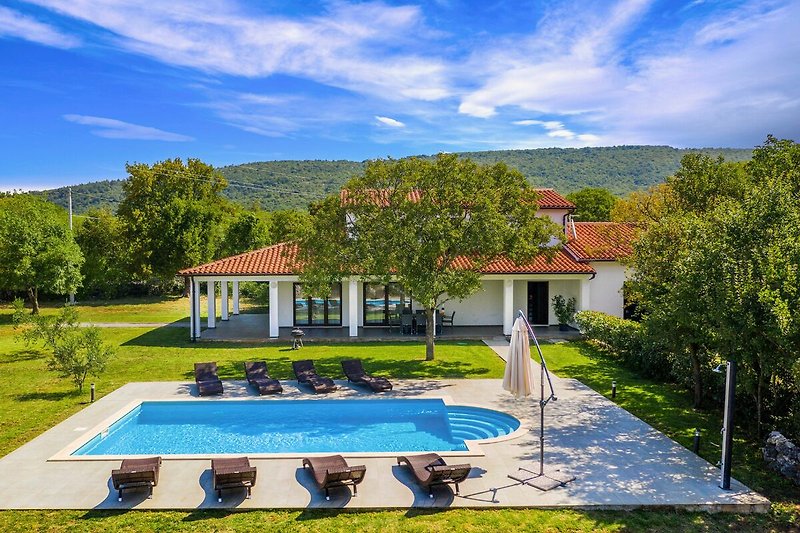 Entspannen Sie sich tagsüber im traumhaften Pool der Villa Klara und lassen Sie den Alltag hinter sich.