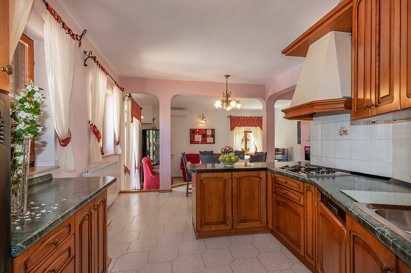 Die Küche der Villa Ornela ist der Ort, an dem die Gastronomie gedeiht.