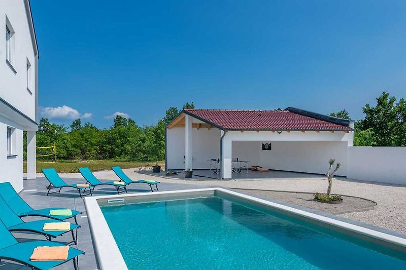 Entdecken Sie pure Glückseligkeit am Pool der Villa Rovena, ein Ort der Freude und Gelassenheit.