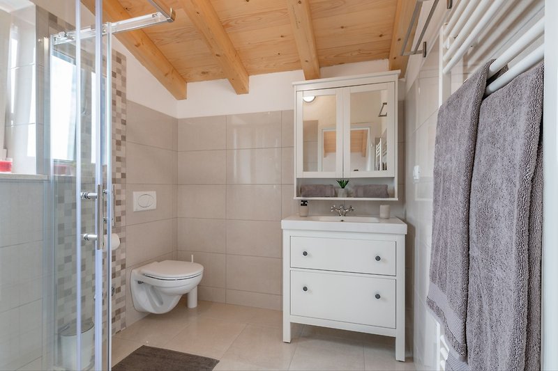 Gönnen Sie sich eine erholsame Dusche im modernen Badezimmer
