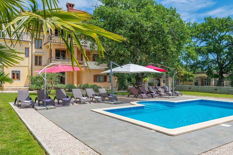 Tauchen Sie ein in den erfrischenden Pool und entspannen Sie sich am Poolrand in Villa Tupljak.