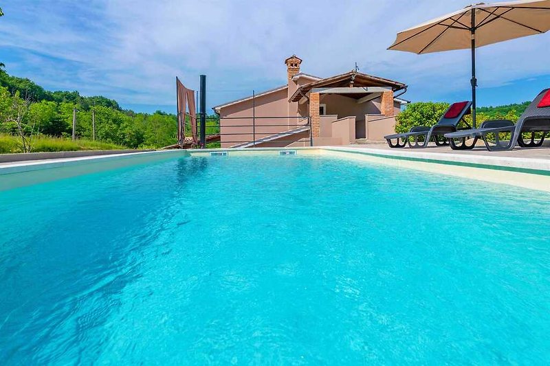 Bewundern Sie die Schönheit der Natur vom atemberaubenden Pool von Villa Bonissa aus.