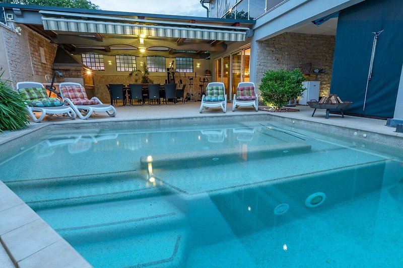 Tauchen Sie ein in den Luxus im einladenden, beheizten Pool von Villa Balu.