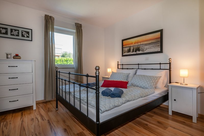 Geräumiges und komfortables Schlafzimmer mit Doppelbett
